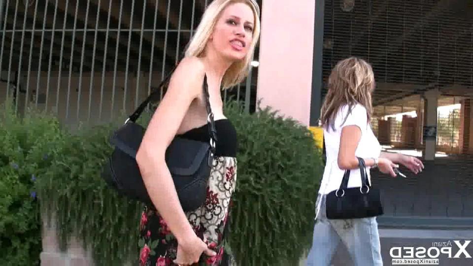 15P La blonde aux longues jambes Kylie Worthy s'exhibe dans des lieux publics