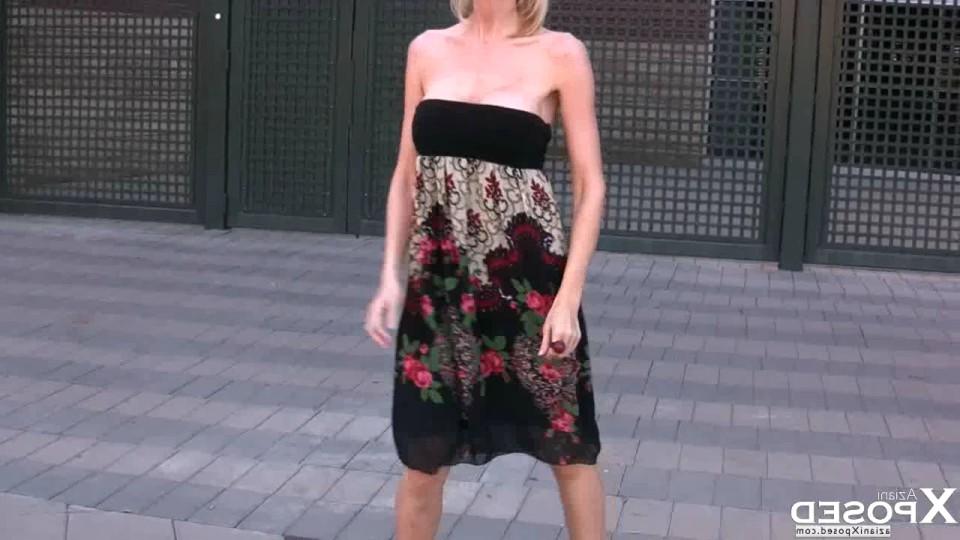 15P La blonde aux longues jambes Kylie Worthy s'exhibe dans des lieux publics