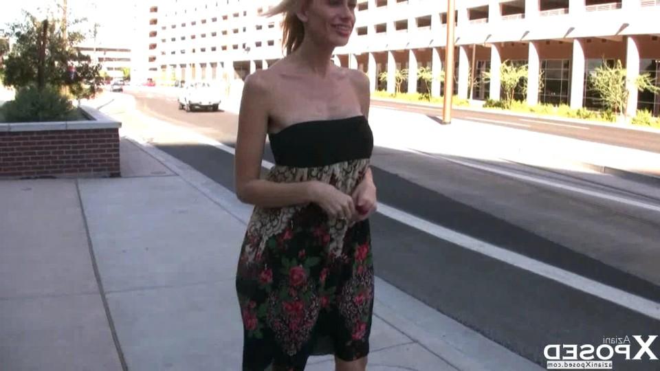 15P La blonde aux longues jambes Kylie Worthy s'exhibe dans des lieux publics