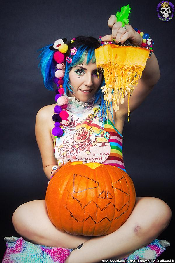 15P La linda chica gótica Lum se desnuda mientras talla una calabaza de Halloween