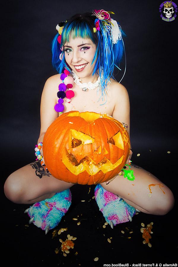 15P La linda chica gótica Lum se desnuda mientras talla una calabaza de Halloween