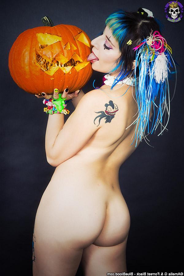 15P La linda chica gótica Lum se desnuda mientras talla una calabaza de Halloween