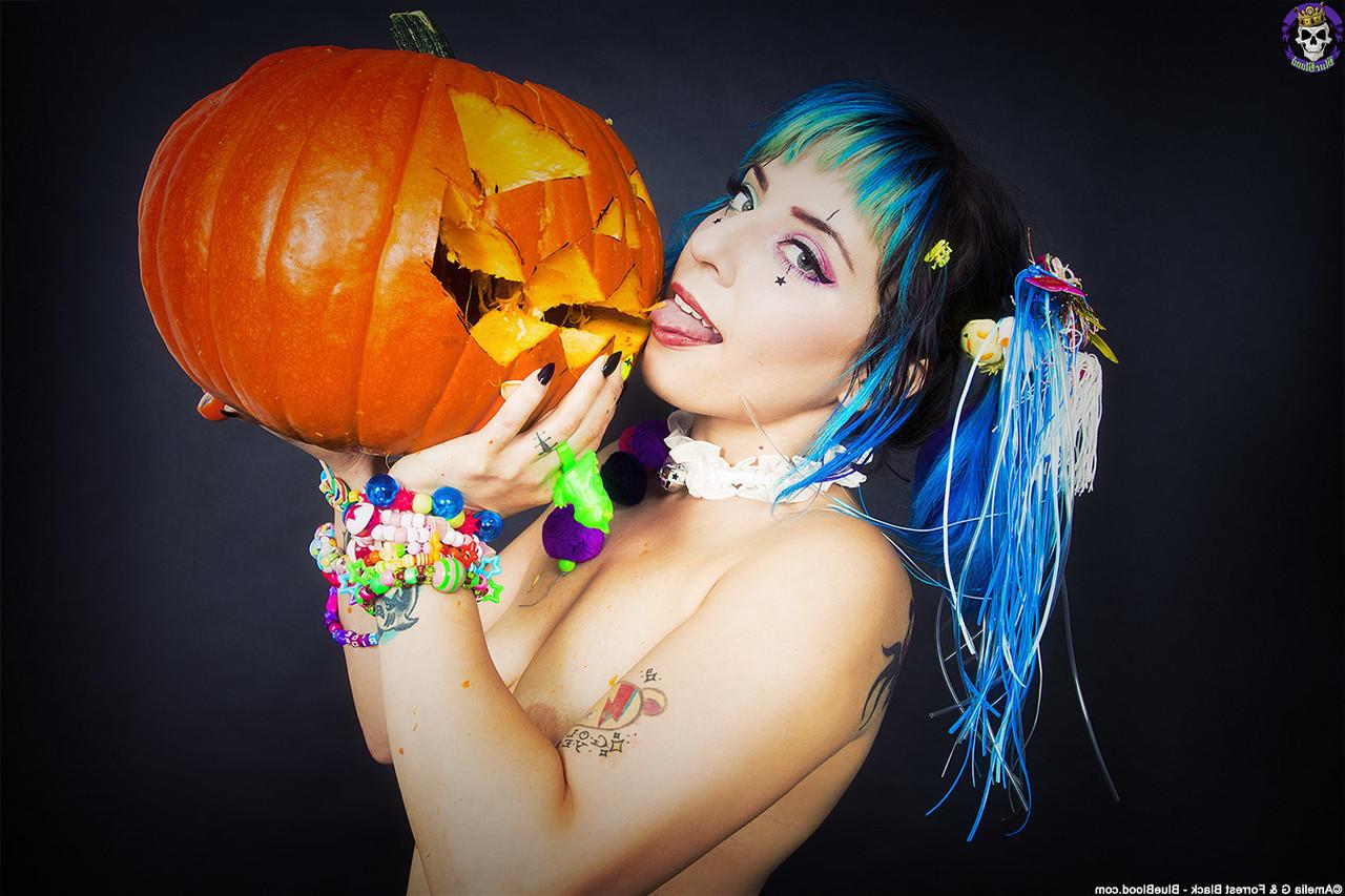 15P La linda chica gótica Lum se desnuda mientras talla una calabaza de Halloween