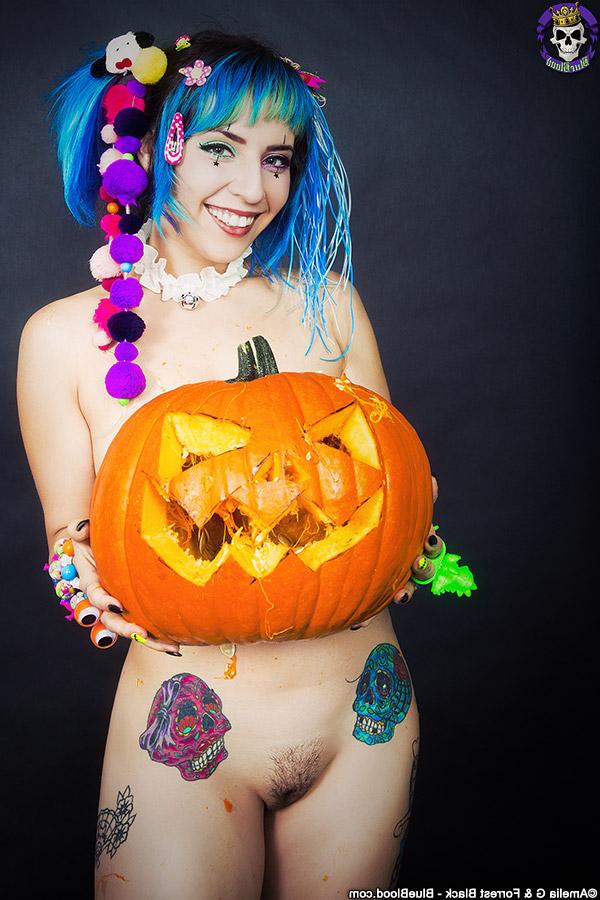 15P La linda chica gótica Lum se desnuda mientras talla una calabaza de Halloween