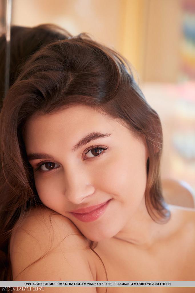 18P La belle jeune Ellie Luna se débarrasse de sa lingerie rouge tout en se mettant nue.
