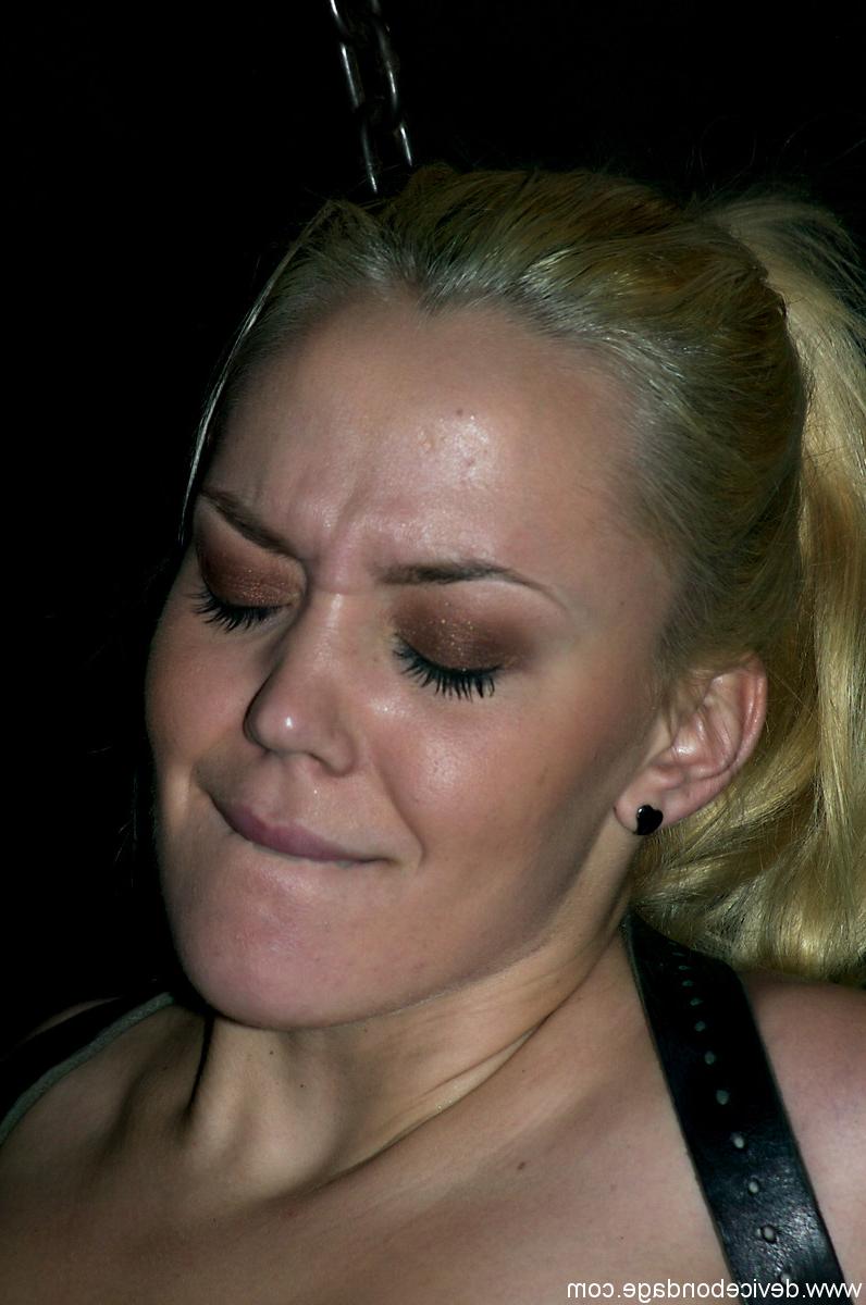 20P Loira nua em cativeiro Annette Schwarz é punida com um vibrador
