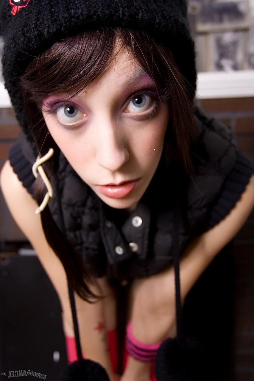 17P Garota punk canadense de olhos grandes posando com meias cor de rosa em frente à lareira