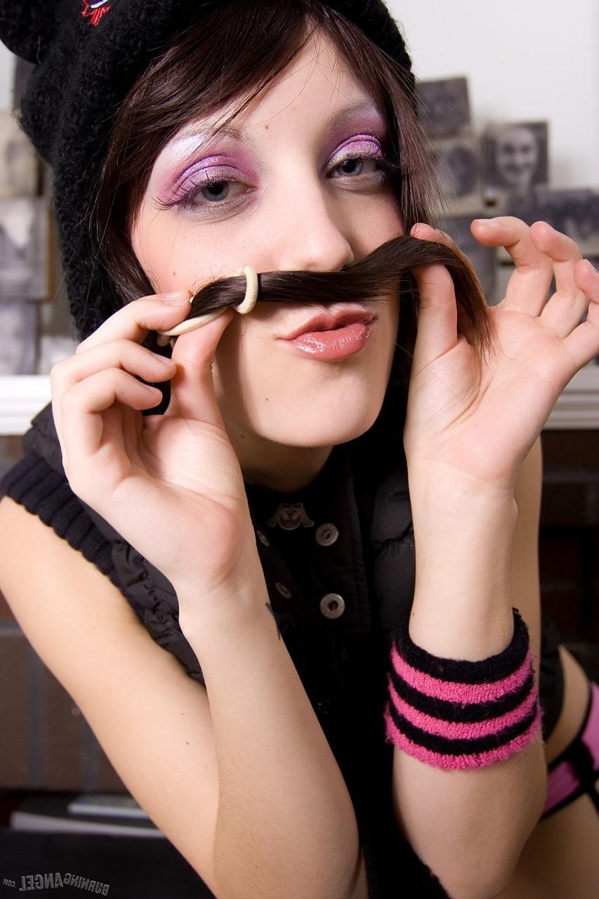 17P Garota punk canadense de olhos grandes posando com meias cor de rosa em frente à lareira