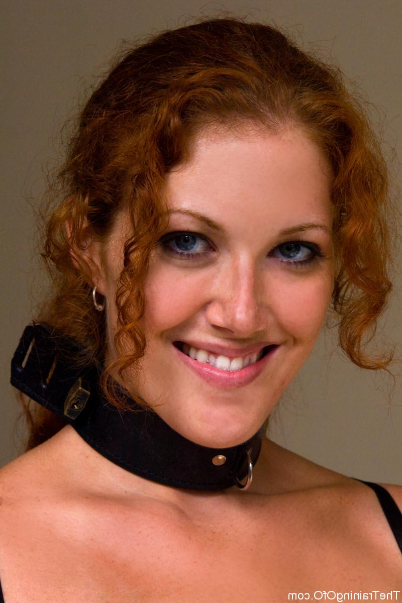 20P A escrava sexy Sabrina Fox mostra seus peitos e sua bunda grande enquanto limpa