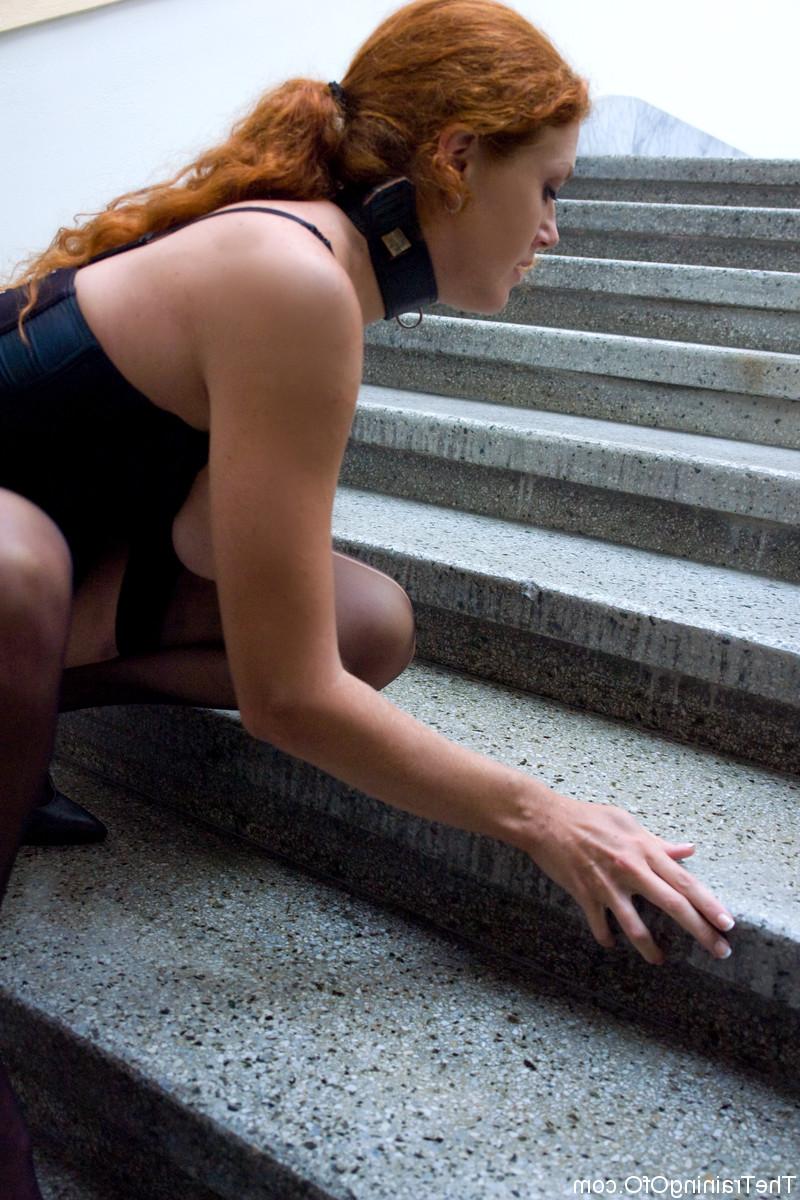 20P A escrava sexy Sabrina Fox mostra seus peitos e sua bunda grande enquanto limpa