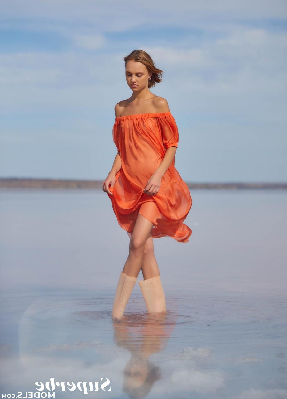 20P L'adorable jeune Hannah Ray enlève sa robe transparente et pose sur la plage.