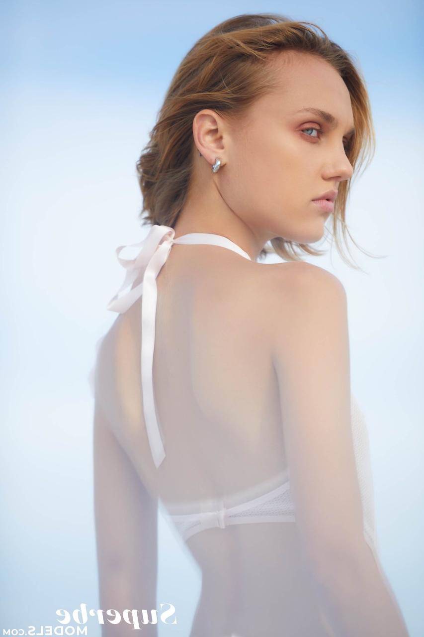 20P L'adorable jeune Hannah Ray enlève sa robe transparente et pose sur la plage.