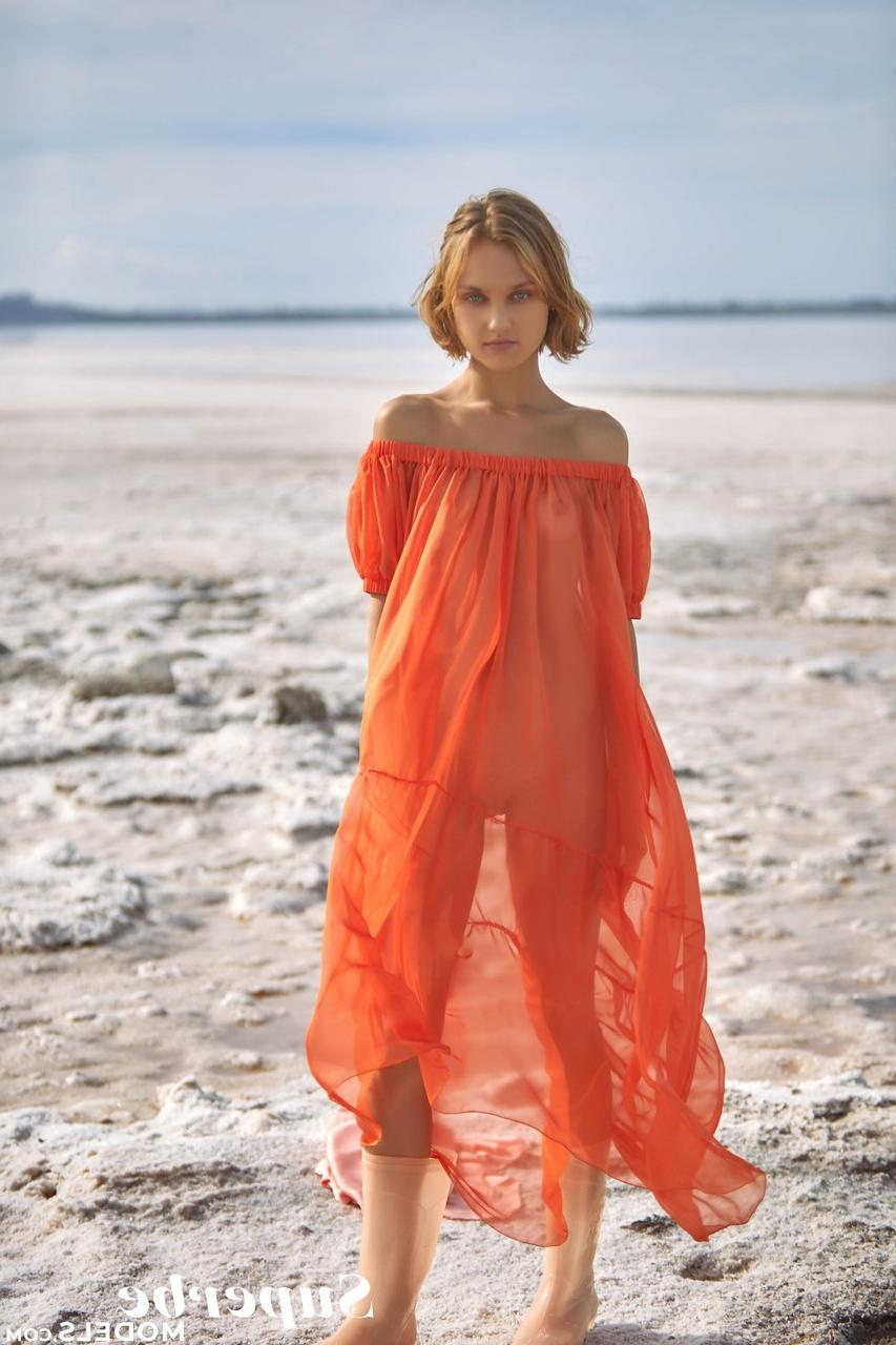 20P L'adorable jeune Hannah Ray enlève sa robe transparente et pose sur la plage.