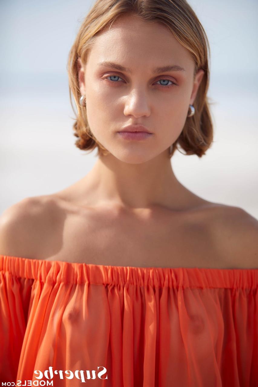 20P L'adorable jeune Hannah Ray enlève sa robe transparente et pose sur la plage.