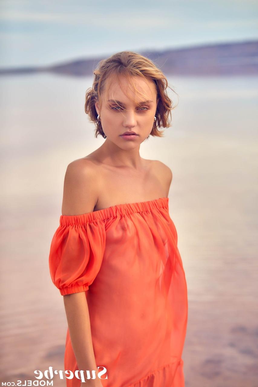 20P L'adorable jeune Hannah Ray enlève sa robe transparente et pose sur la plage.