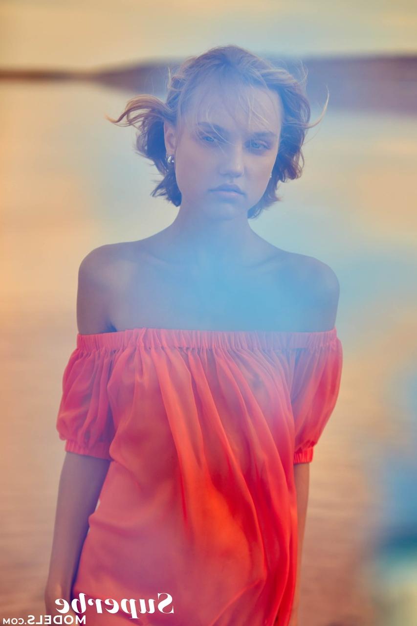20P L'adorable jeune Hannah Ray enlève sa robe transparente et pose sur la plage.