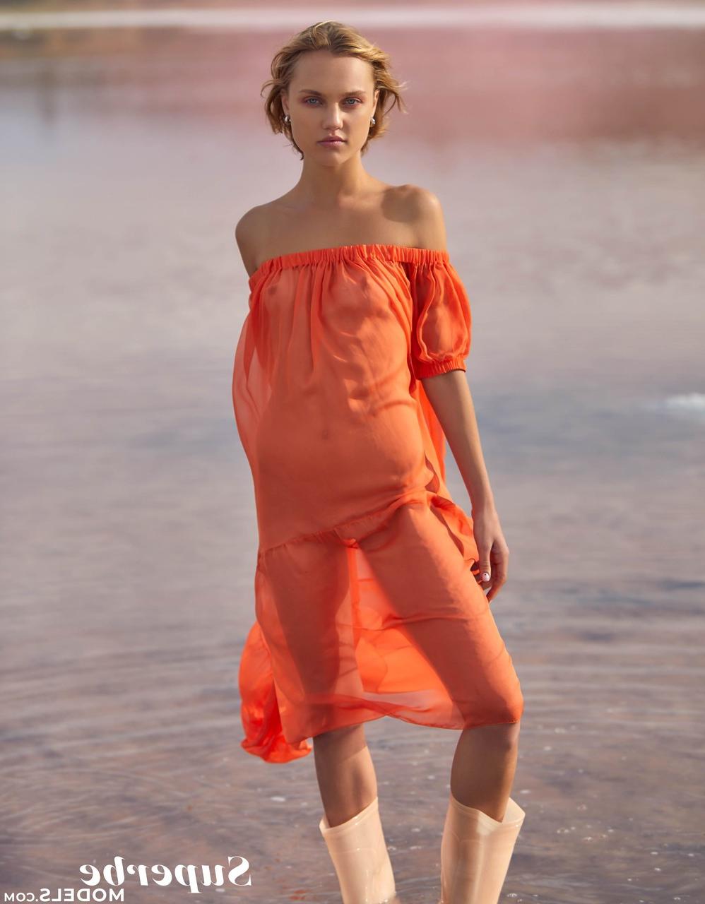 20P L'adorable jeune Hannah Ray enlève sa robe transparente et pose sur la plage.