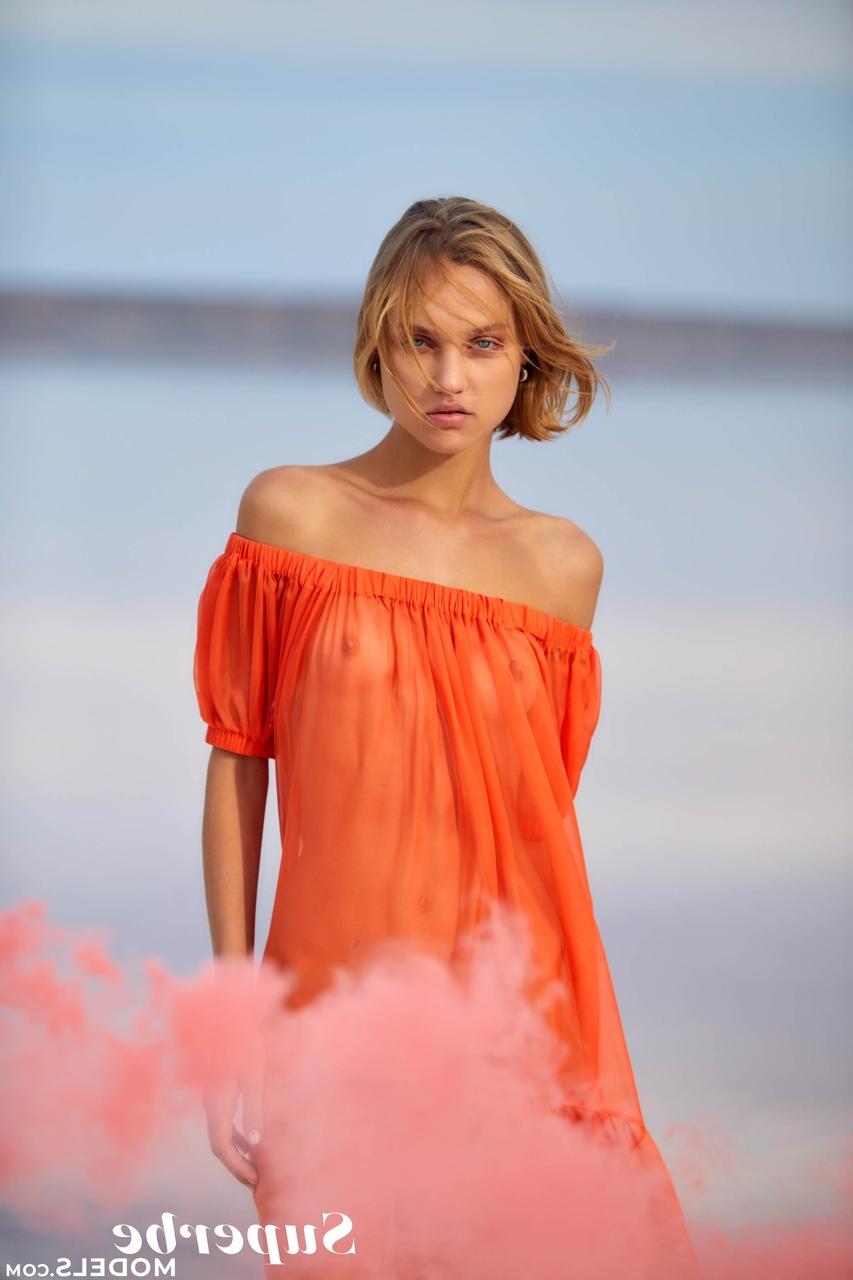 20P L'adorable jeune Hannah Ray enlève sa robe transparente et pose sur la plage.