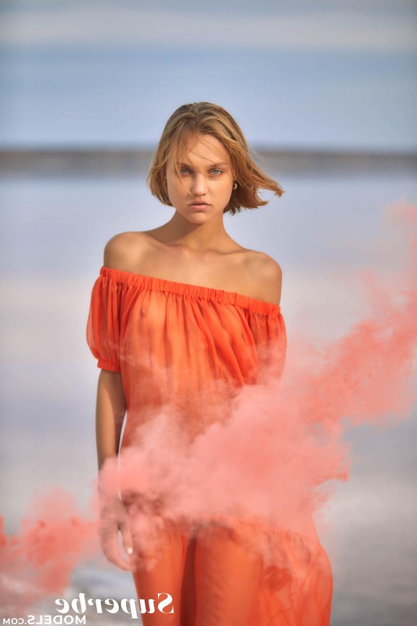 20P L'adorable jeune Hannah Ray enlève sa robe transparente et pose sur la plage.
