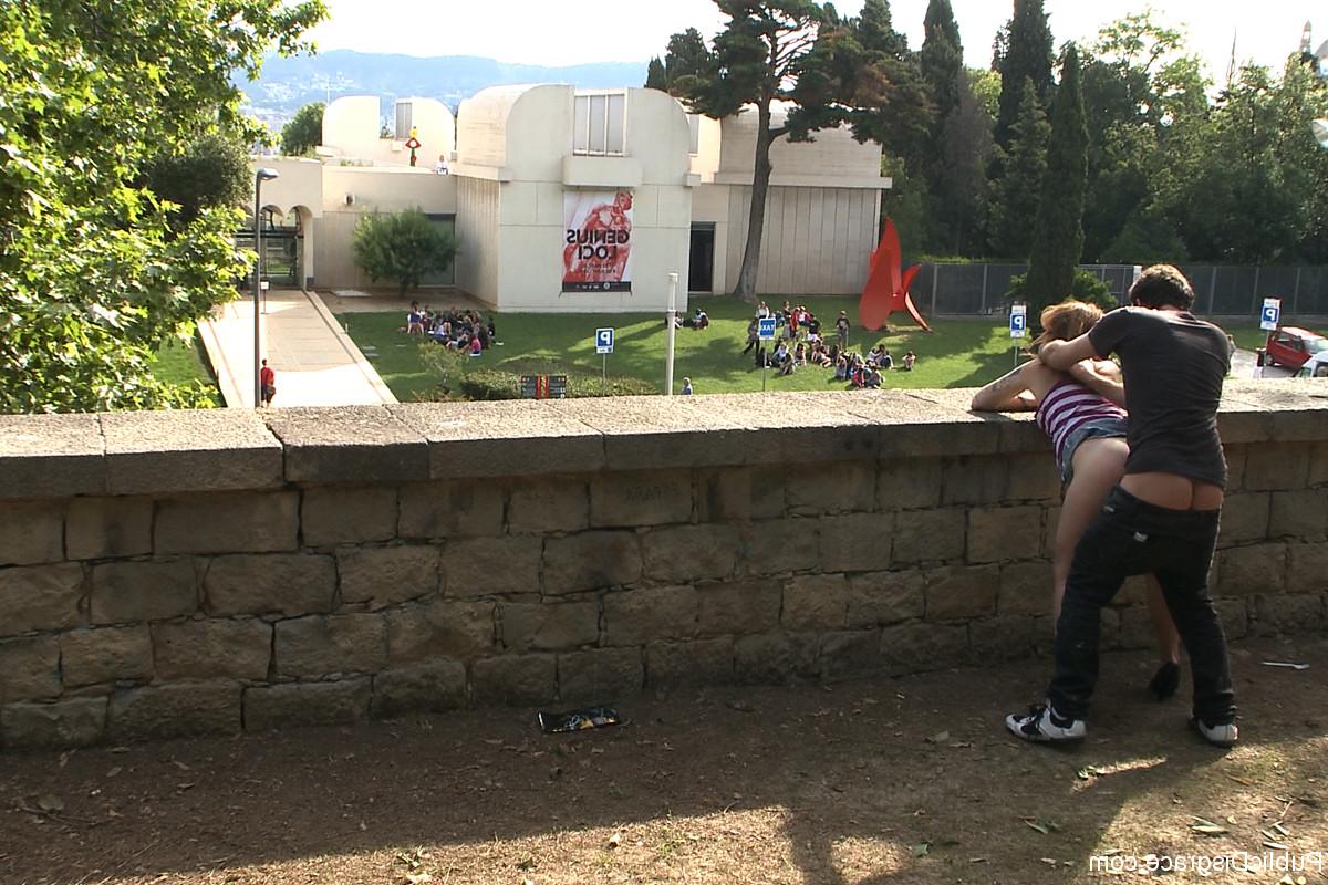 20P A vagabunda submissa Dulce Mariposa é fodida em um trio BDSM público
