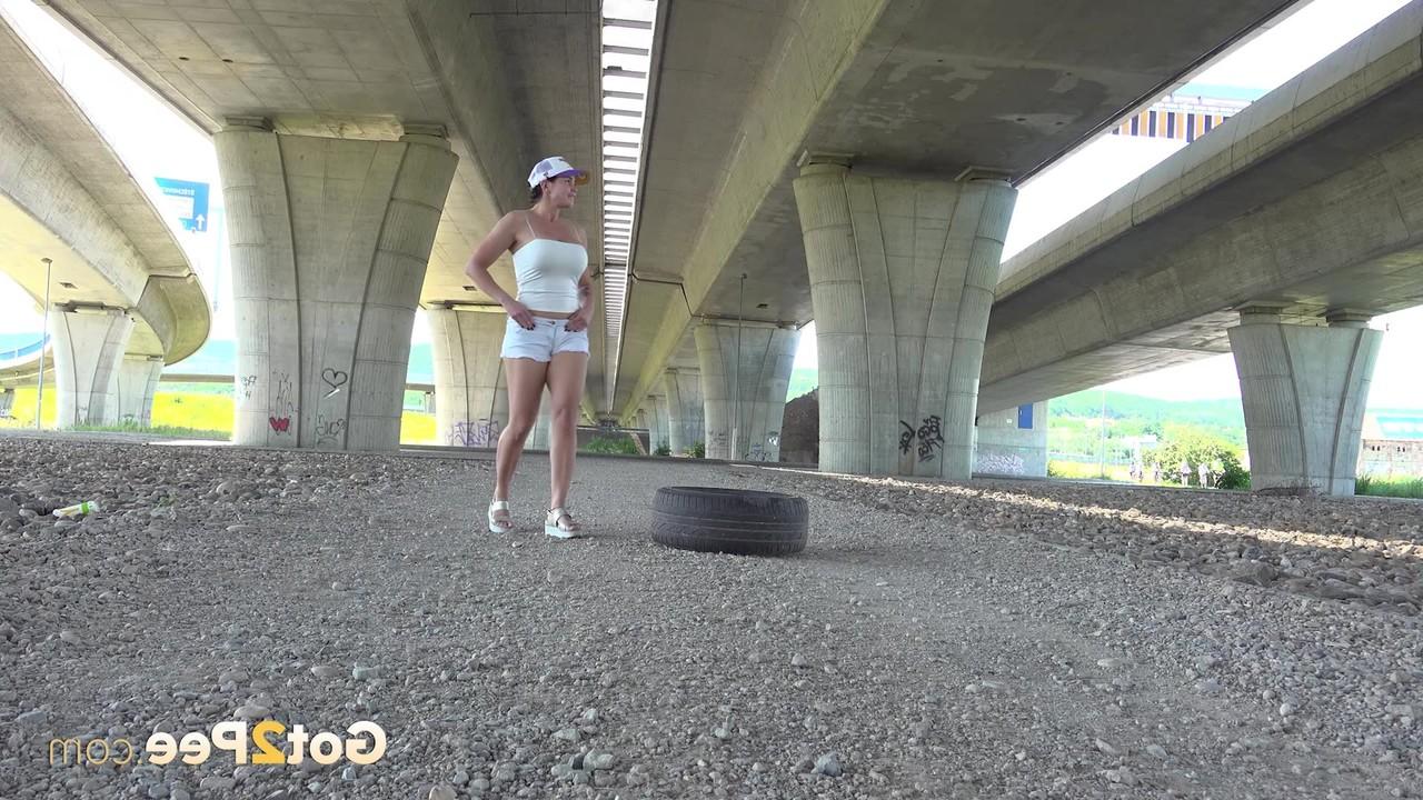 15P Chloé Lamour, une fille prise au dépourvu, prend une pisse indispensable sous un viaduc.