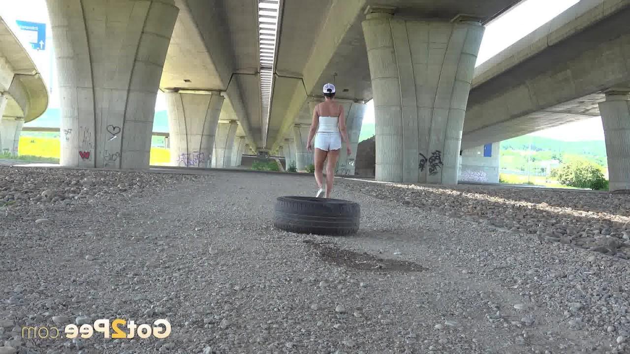 15P Chloé Lamour, une fille prise au dépourvu, prend une pisse indispensable sous un viaduc.