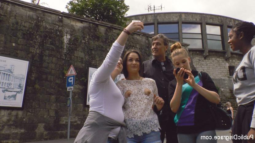15P Hübsches junges Mädchen nimmt vor dem Sex vor Live-Publikum an öffentlichen Unanständigkeiten teil