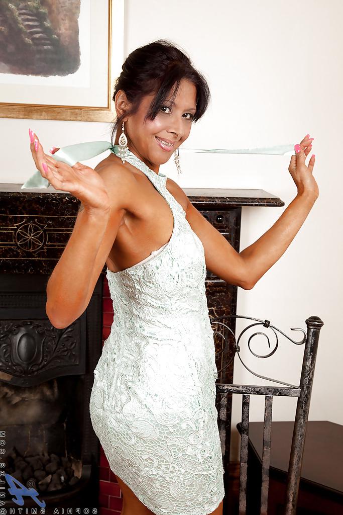 16P Dame mature bronzée en robe sexy se déshabillant et écartant sa chatte rasée