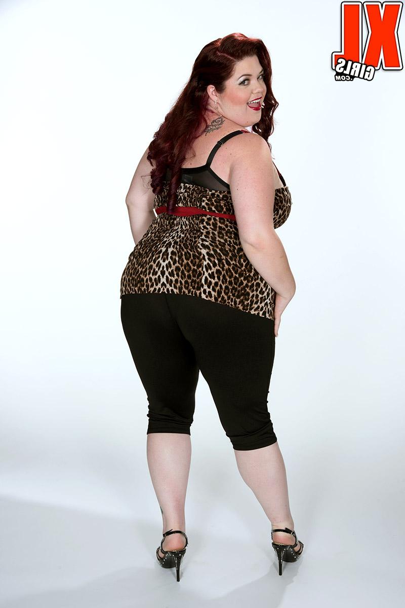 16P La grosse rousse Trinety Guess perd ses gros seins après avoir baissé son capris.