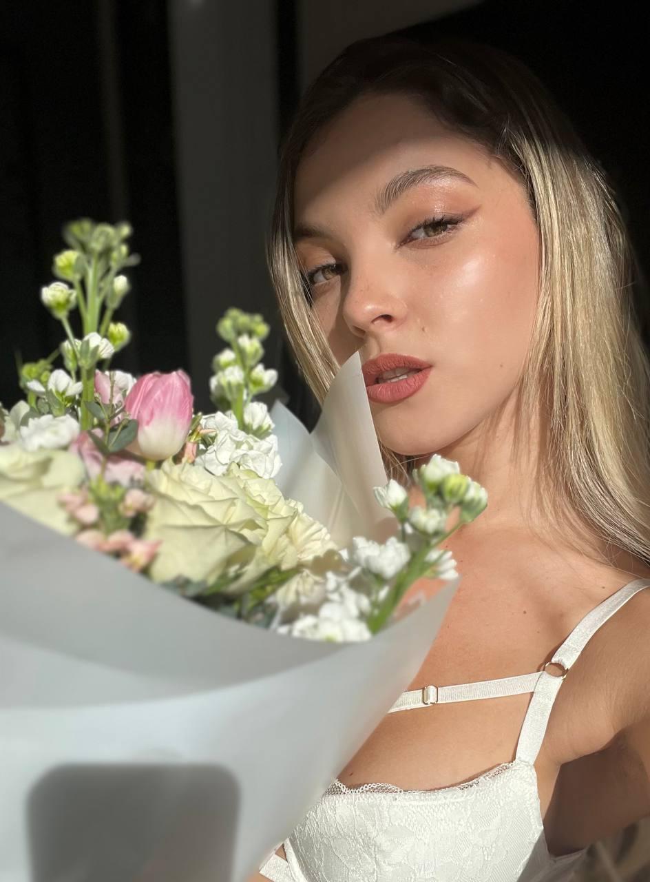 11P La belleza rubia de Onlyfans All About Diana posando seductoramente en solitario