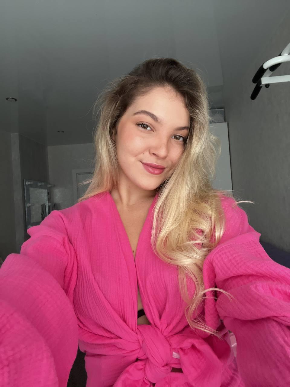 11P La belleza rubia de Onlyfans All About Diana posando seductoramente en solitario