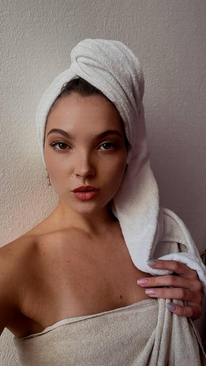 11P La belleza rubia de Onlyfans All About Diana posando seductoramente en solitario