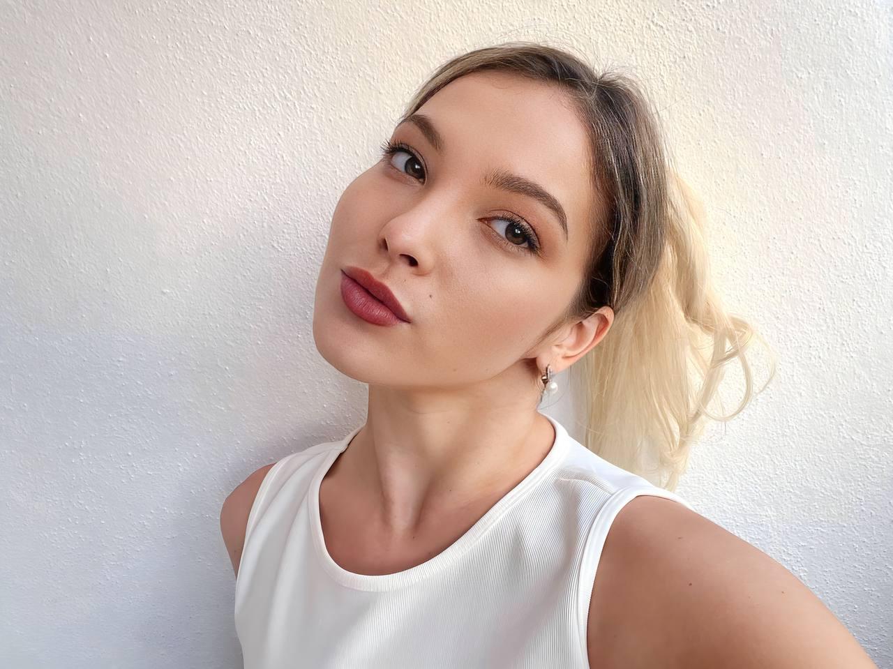 11P La belleza rubia de Onlyfans All About Diana posando seductoramente en solitario