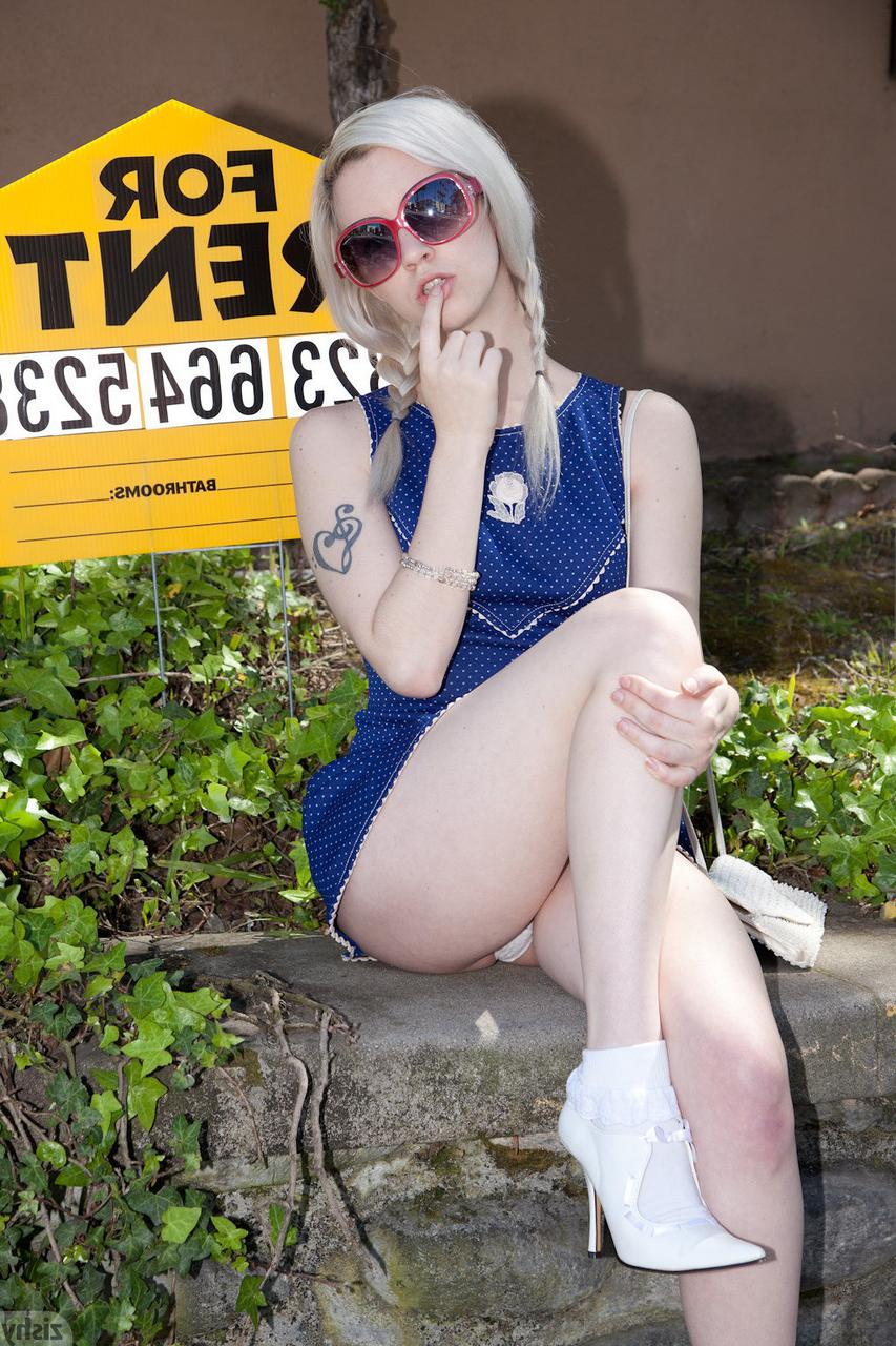 11P La inocente joven amateur lauren mostrando sus lindas bragas en público