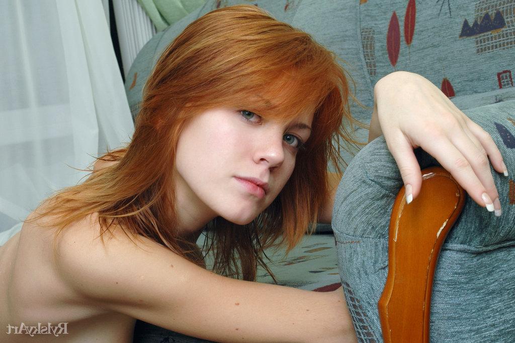 16P A jovem ruiva Itna faz ótimas poses nuas em meias