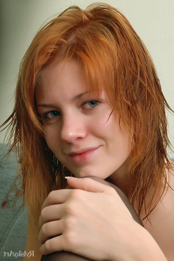 16P A jovem ruiva Itna faz ótimas poses nuas em meias