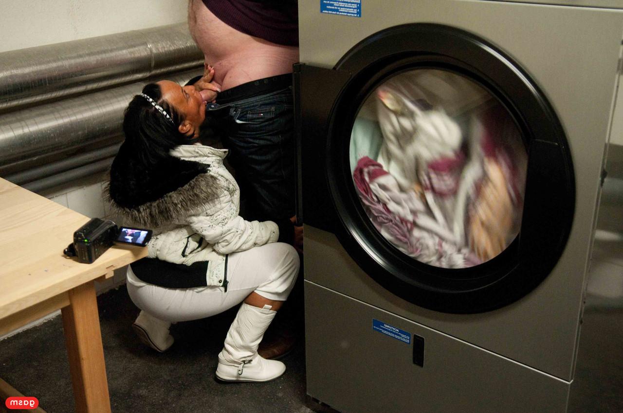 15P A gata amadora sardenta Candy Cox chupa um botão e se filma pegando-o