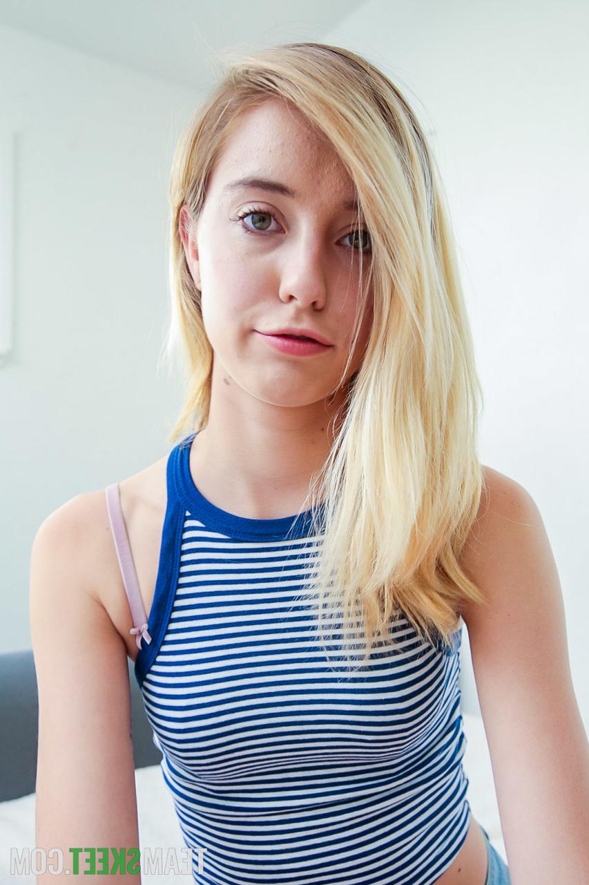 20P La rubia Haley Reed muestra su delicioso coño de cerca mientras disfruta de una gran polla