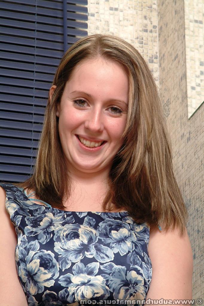 20P A curvilínea esposa Vanessa revela seus peitos grandes e bunda antes de se masturbar