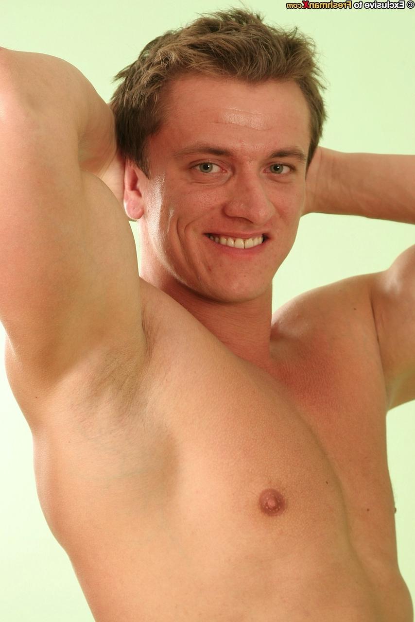 20P O belo gay Alex revela seus músculos sensuais e seu pau grande e sem cortes em um solo