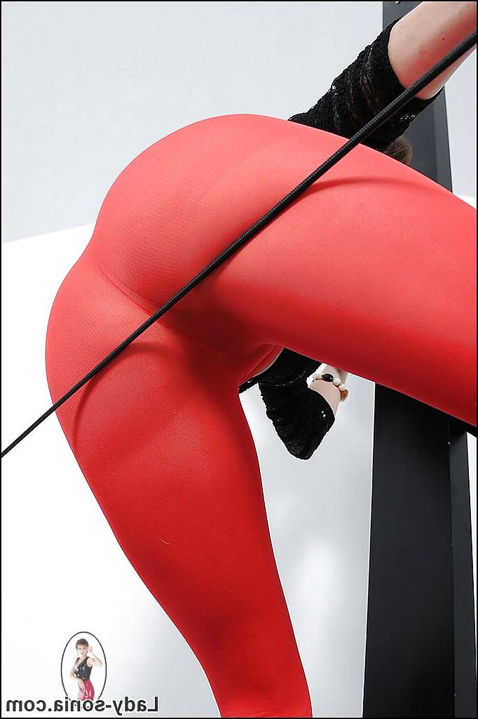 15P Gata madura sexy com peitos grandes e bunda gostosa posando de meia-calça vermelha