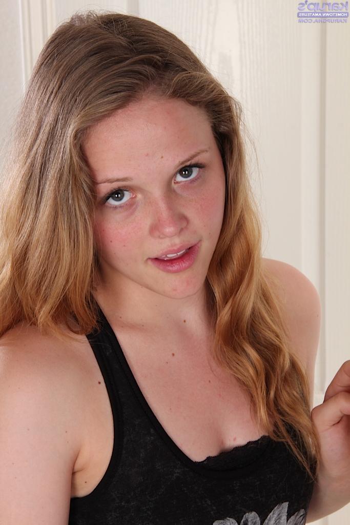 16P A garota loira de 18 anos, Sophia Monore, expondo o clitóris para close-ups