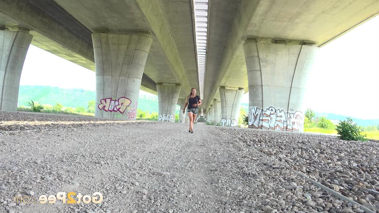 15P Das blonde Mädchen Jenna Lovely pisst unter einer Überführung