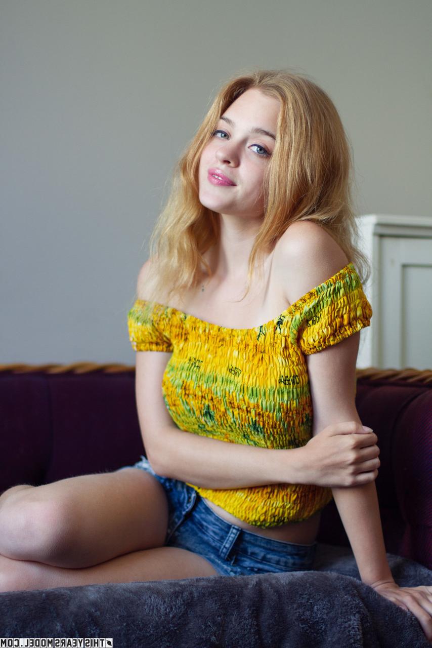 10P La belle jeune rousse Celeste Rasmussen se met totalement nue pendant une action en solo.