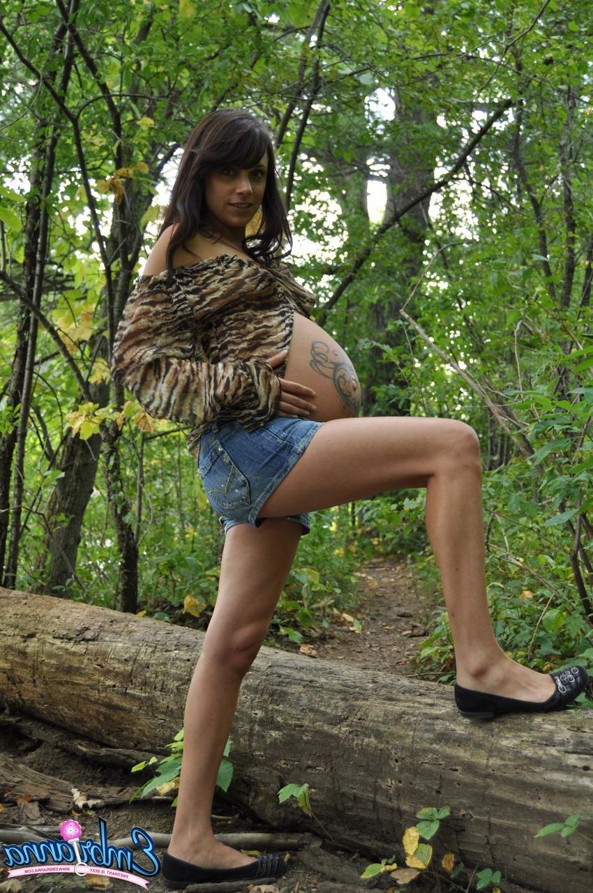 16P Die schwangere Amateurin Brianna zeigt im Wald Titten und Fotze sowie einen geschwollenen Bauch