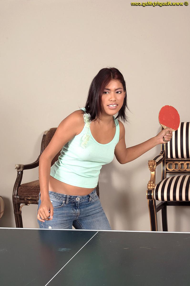 16P La agradable joven Carmen Blue hace su debut desnuda después de un partido de tenis de mesa