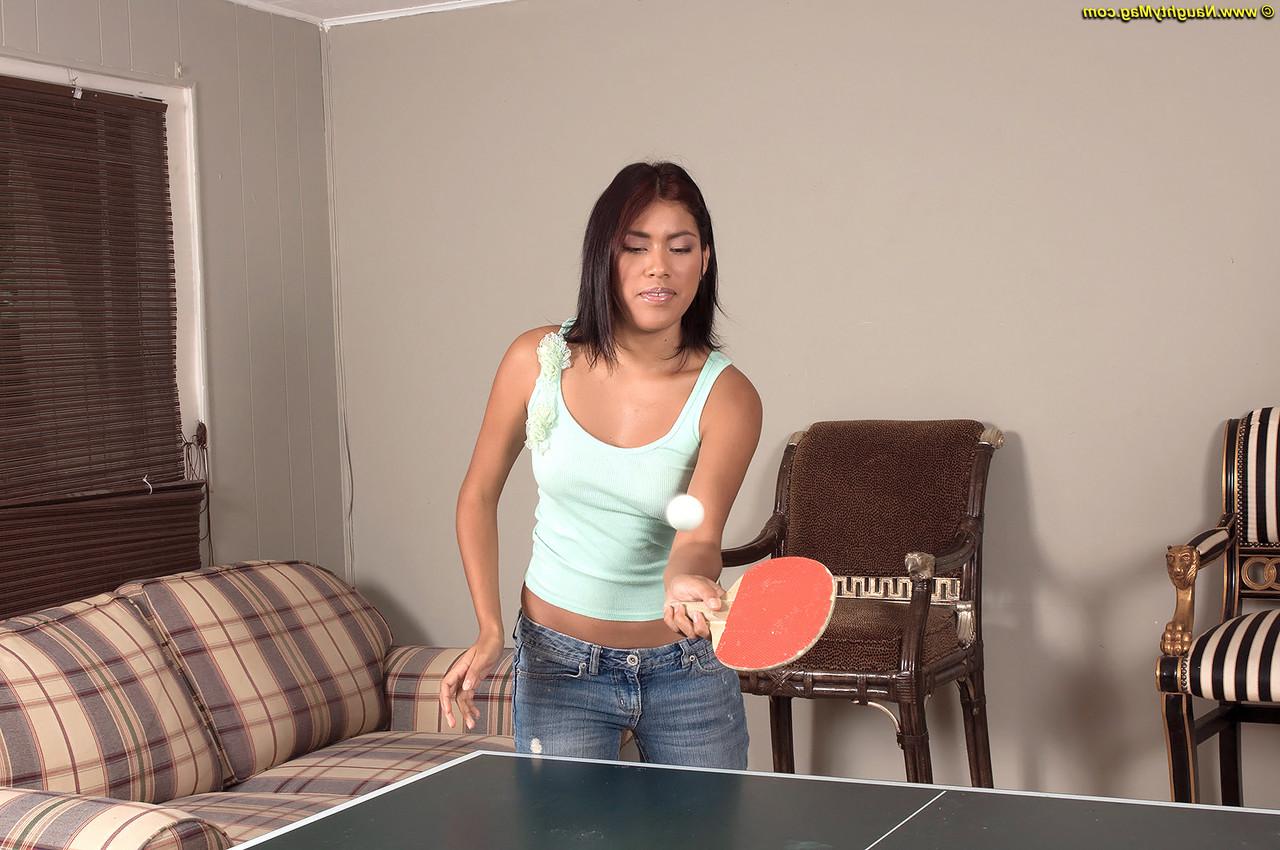 16P La agradable joven Carmen Blue hace su debut desnuda después de un partido de tenis de mesa