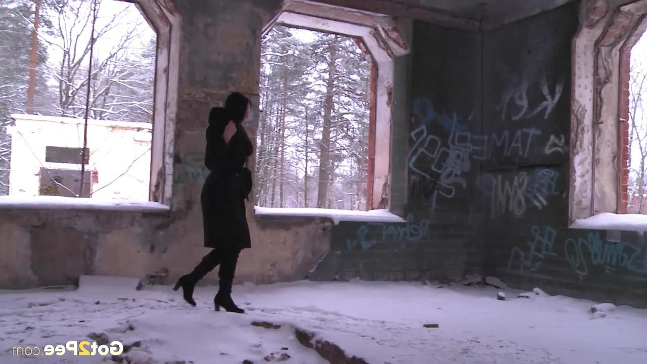 15P La mujer madura Dasha orina en el suelo cubierto de nieve en una vivienda abandonada