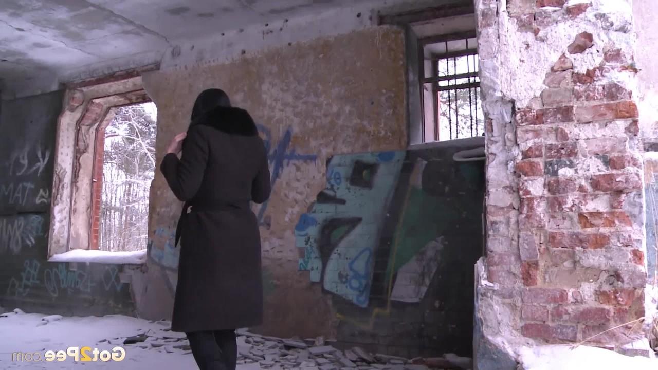 15P La mujer madura Dasha orina en el suelo cubierto de nieve en una vivienda abandonada
