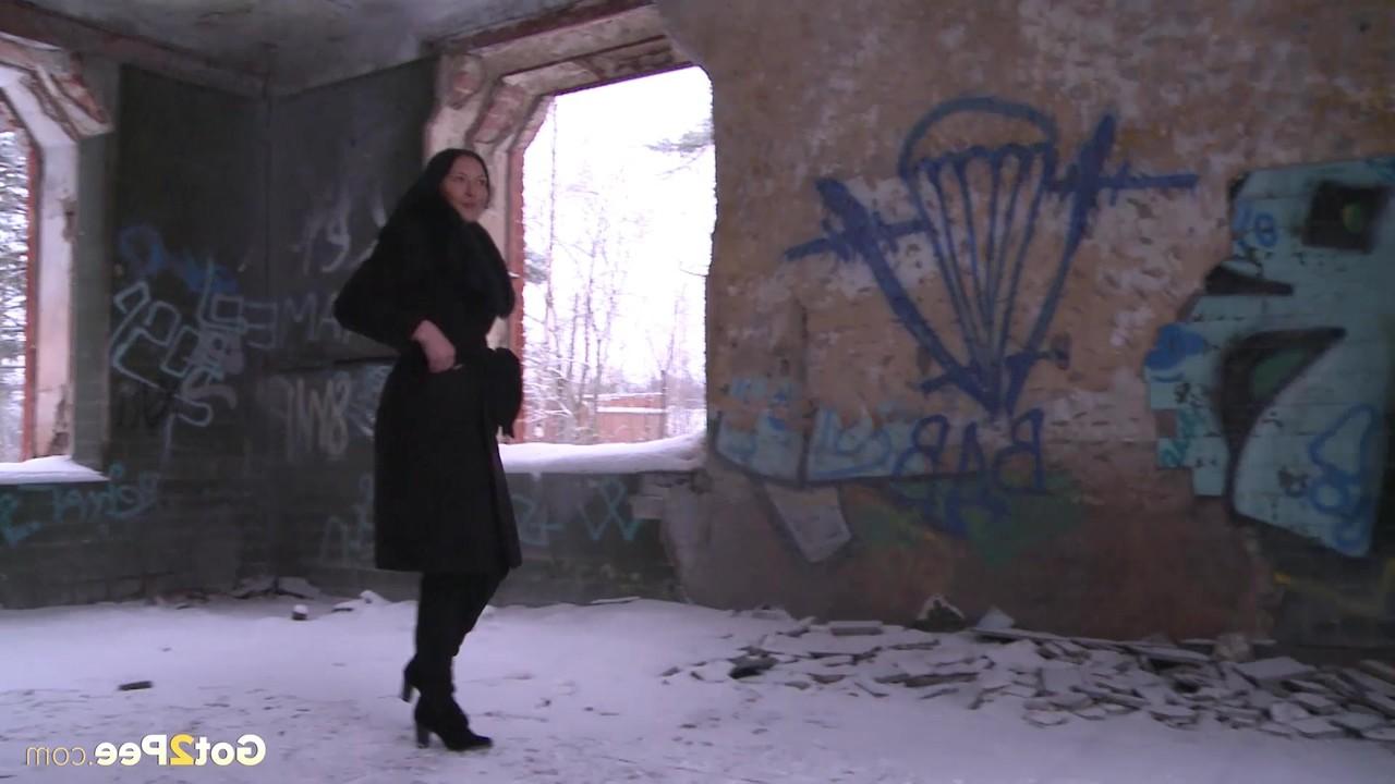 15P La mujer madura Dasha orina en el suelo cubierto de nieve en una vivienda abandonada
